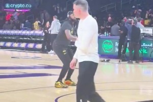 这手感一言难尽！詹姆斯赛前热身三分，有一半的打铁！