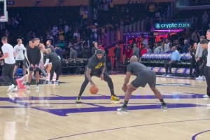 终于要复出了！詹姆斯赛前热身训练，将迎来第23个赛季首秀！