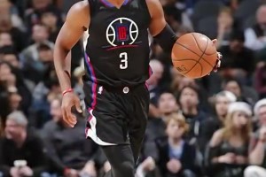 东契奇和狗爷在自己座驾布加迪前合影，这车得花东子多少钱啊？