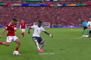 采访英超球员：走在对手的队徽上是不可接受的行为吗？