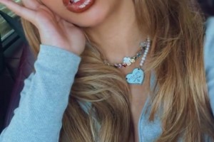 登哥女友开着车还自拍啊？！这个可不提倡哦！