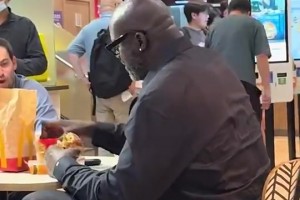 还在长身体？小女孩问小卡现在多高，后者回应：2米01