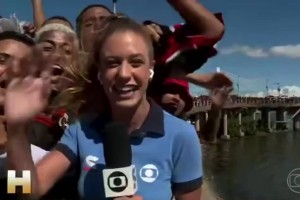 怒斥！女记者直播时遭弗拉门戈球迷狂拽头发