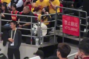 杨健：张镇麟最后三分钟打出血性 没他这比赛早结束了 连抢带断