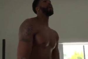 永远的好兄弟！名场面：詹姆斯健身房训练，浓眉一旁疯狂耍宝！