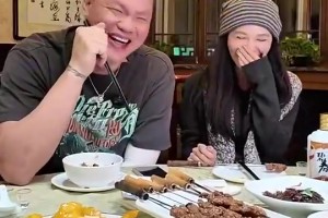 总经理和“53岁女主持”一起快乐美娜在朱芳雨身边小鸟依人