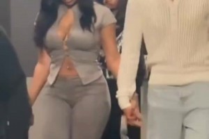 很恩爱啊！昨日赛后，克莱与女友马冬梅手挽手离开球馆