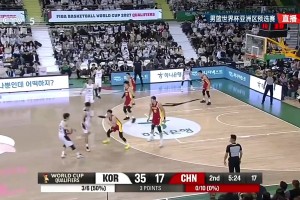 中国队半场落后20+！镜头给到场边的赵睿，正在低头玩表~