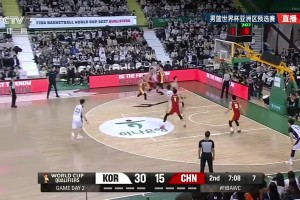 篮下空如大海！周琦被韩国后卫李政玹一步过掉，后者轻松上篮得分！