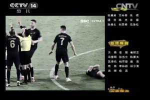 给C罗整不会了！队友被对手一肘子顶飞后原地滚了好几圈