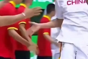 阿里纳斯此前：你让李凯尔和一群傻子打球，他看起来也会很傻！