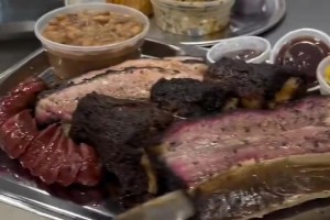 杜兰特比赛结束后享受美食，饭量真大