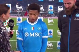 在巴萨对阵马竞的比赛开始前，一些巴萨球迷高喊着梅西的名字！