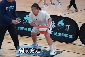 心情不错啊！张镇麟和队友古德温现场观战CBA俱乐部杯