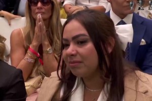 记者：你喜欢这场比赛吗？ 瓜瓜：“我的天哪，我掉头发了！”