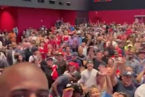 怎么不要老船长了啊保罗刚回来还和快船球迷们开心自拍互动~