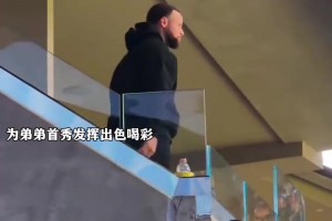 库里看见勇士第三节反超激动的进行庆祝