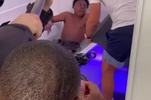 甲亢哥和费迪南德年首次合作时被狂倒冰块，差点没给甲亢哥冻坏了