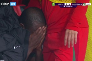 发生了什么？阿奇姆彭被换下后掩面痛哭