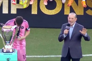 美职联主席颁奖致辞，一旁的梅西低头翻看总冠军奖牌