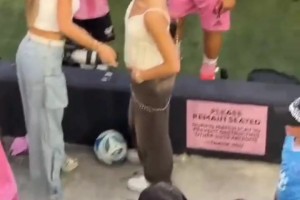 家人永远排在第一位！梅西领奖后第一时间与妻子安东内拉拥抱