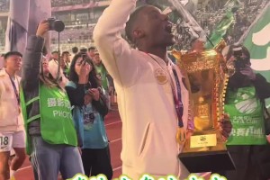 地道京味儿！实拍：法比奥一曲国安版《WakaWaka》燃爆全场