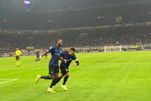 实拍：角球破门后，劳塔罗将小图拉姆推向场边单独接受掌声