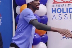 有温度的大家庭！雷霆队员们给小朋友买圣诞礼物！