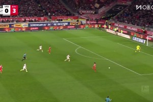 对手门前手球送红点套餐，凯恩点射破门