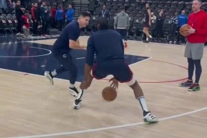 研究规则的大师！你被骗到了吗？哈登这球真是招牌动作了！