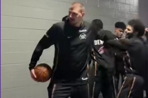 对镜头都这样，不知道私下……名场面：约基奇“袭胸”穆雷！