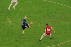 有爹的范儿~马特奥花式颠球成功后向梅西和苏牙一顿显摆~