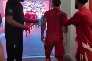 大老师：等萨拉赫这爆炸性采访结束，我跟认识的英国记者四目相对