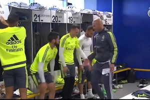 大佬的气质！当年齐达内进入皇马更衣室时，众多球星起身握手~