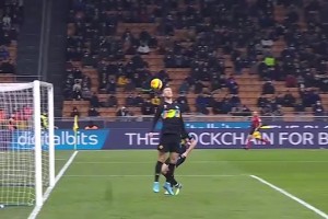 关键时刻以头脑致胜！名场面：门前大心脏头球解围合集！