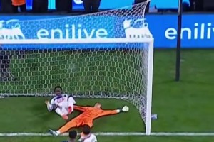 三头六臂！对手三连击把索默打趟了，但是。。。球仍然没进