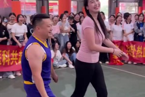 大哥，你防肘姐是真防啊！幸亏长得壮，肘姐顶不动！