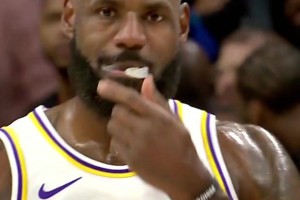 皇帝的统治还未结束？还能在恩比德头上完成平框飞扣的老詹