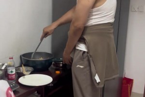 老刘啊，洋葱炒鸡蛋就大补了啊，整点肉呗！