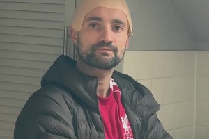 啊？拉菲尼亚亲了佩德里的手背，这在欧洲也是什么礼仪嘛