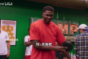 有水平的啊！爱德华兹和华裔乒乓球运动员张安切磋！