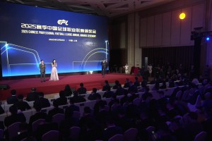 首次当选！蓉城门将刘殿座荣膺2025赛季中超最佳守门员