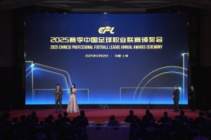 动情时刻！国安球迷唱《再见》为即将离队的张源送行❤