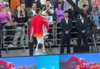 太有爱了！周琦带孩子出席全运会颁奖仪式！