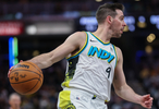 赛季首秀状态不错！麦康纳半场12中6拿到12分中投依然很稳定