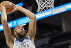 势大力沉！戈贝尔篮下接球力压加尔扎暴起双手隔扣