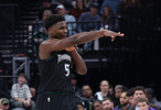手很硬！爱德华兹加长三分一箭穿心帮助球队扳平比分