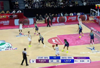 久违了！上海男篮通过配合找到底线埋伏的王哲林，王哲林完成双手重扣！