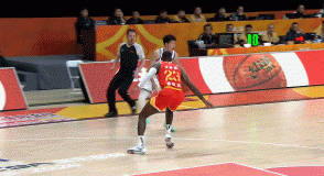 摧枯拉朽！大卫·詹姆斯接球顺下起飞单臂暴扣打成2+1