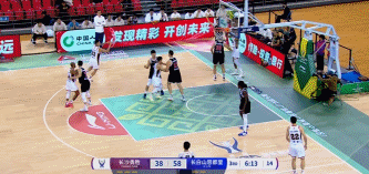 忙中出错！克罗斯拼抢篮板不慎将球点进自家篮筐